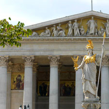 Foto: Statue der Pallas Athene vor dem österreichischen Parlament