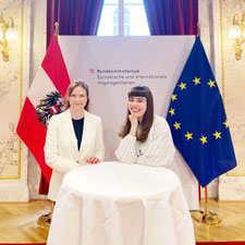 Autorin Theodora Bauer zu Gast im BMEIA bei Birgit Gschier, Gruppe Ballhausplatz