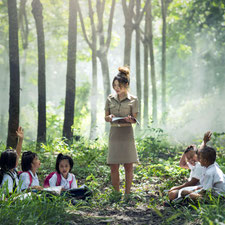 Eine Lehrerin in Thailand unterrichtet ihre Kinder im Wald