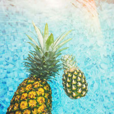 Zwei Ananas schwimmen in einem Pool.