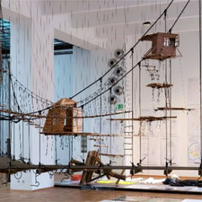 Ein Holzmodell einer Hängebrücke mit begehbaren Plattformen