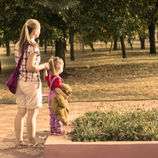 Mutter mit Tochter im Park