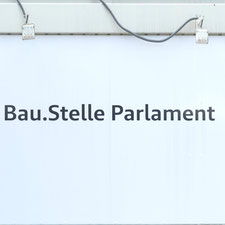 Schild: Bau.Stelle Parlament