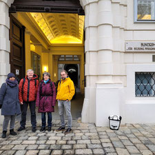 Die ÖLI-Delegation vor dem Bildungsministerium