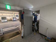 カバー工法による鉄扉改修工事：工事中写真