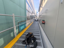 キュービクル歩廊手摺新設工事：工事中写真