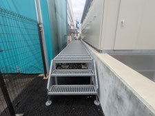 キュービクル歩廊手摺新設工事：工事前写真