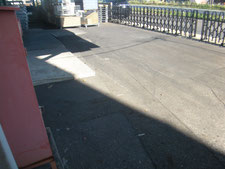 アスファルト舗装を半たわみ性舗装に改修：工事前写真