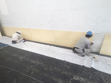 間仕切り壁防護板新設工事：工事中写真