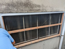 鉄窓からの漏水対策：工事中写真