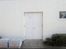 フラットバー丁番仕様の鉄扉：工事前写真