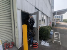 カバー工法による鉄扉交換：工事中写真