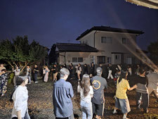 暗くなって最後は盆踊りで締めくくりました