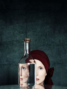 Manuela Deigert über mich, Bottleghost, Selbstportrait mit Reflexion in einer Glasflasche, Editor Pic beim Lensculture Portrait Awards 2026 