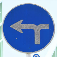 異形矢印標識(指定方向外進行禁止)。千葉県八千代市にある。