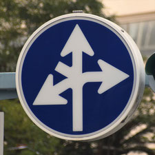 異形矢印標識(指定方向外進行禁止)。大阪府大阪市にある。