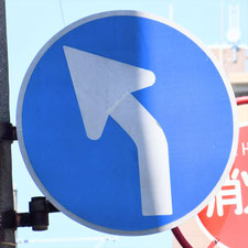 異形矢印標識(指定方向外進行禁止)。千葉県松戸市にある。