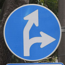 異形矢印標識(指定方向外進行禁止)。山口県下関市にある。