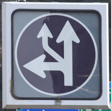 異形矢印標識(指定方向外進行禁止)。長崎県長崎市にある。