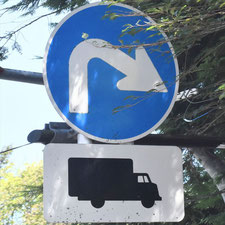 異形矢印標識(指定方向外進行禁止)。神奈川県箱根町にある。