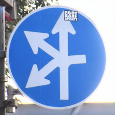 異形矢印標識(指定方向外進行禁止)。東京都渋谷区にある。