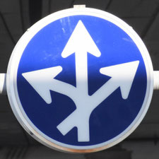 異形矢印標識(指定方向外進行禁止)。大阪府大阪市にある。