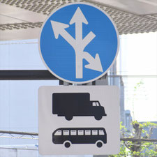 異形矢印標識(指定方向外進行禁止)。神奈川県横浜市にある。