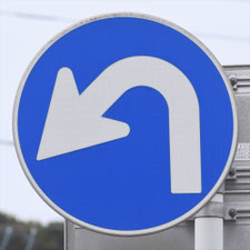 異形矢印標識(指定方向外進行禁止)。佐賀県伊万里市にある。
