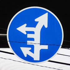 異形矢印標識(指定方向外進行禁止)。神奈川県川崎市にある。
