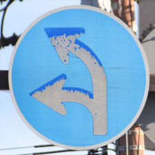 異形矢印標識(指定方向外進行禁止)。福岡県北九州市にある。