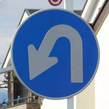 異形矢印標識(指定方向外進行禁止)。神奈川県小田原市にある。