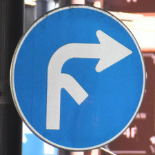 異形矢印標識(指定方向外進行禁止)。東京都港区にある。
