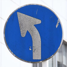 異形矢印標識(指定方向外進行禁止)。千葉県八千代市にある。
