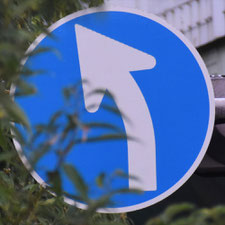 異形矢印標識(指定方向外進行禁止)。大阪府大阪市にある。