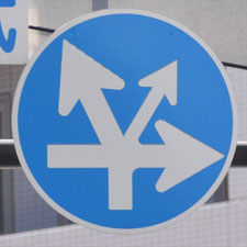 異形矢印標識(指定方向外進行禁止)。大阪府大阪市にある。