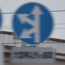 異形矢印標識(指定方向外進行禁止)。神奈川県川崎市にある。