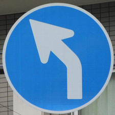 異形矢印標識(指定方向外進行禁止)。神奈川県横浜市西区にある。