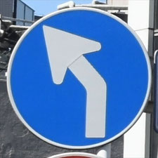 異形矢印標識(指定方向外進行禁止)。千葉県市川市にある。