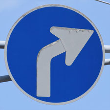 異形矢印標識(指定方向外進行禁止)。千葉県千葉市にある。