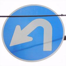 異形矢印標識(指定方向外進行禁止)。神奈川県横浜市西区にある。