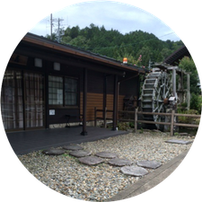 味の水車小屋そば