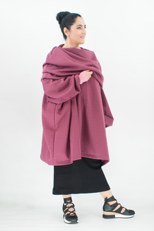 Oversized Sweater mit großem Carmenkragen aus altrosa Steppjersey