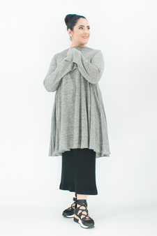 Extravaganter Sommerpullover aus Leinenjersey mit UBoot Ausschnitt und langen engen Trompetenärmeln