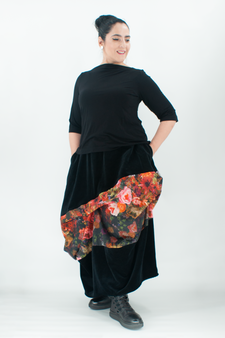 Schwarzer Samtrock mit Drapierung aus Cord mit Blumenmuster