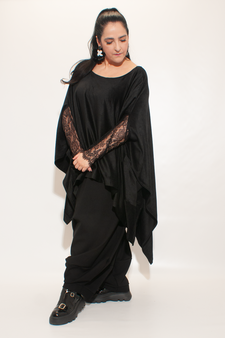Schwarzer Poncho Pullover mit Spitzendetails aus Chenillestoff