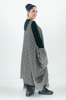 Oversized Trägerkleid im Lagenlook aus gestreiften Jersey mit großen Taschen