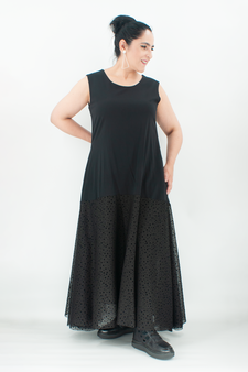 schwarzes ärmelloses Maxikleid mit Tüllsaum