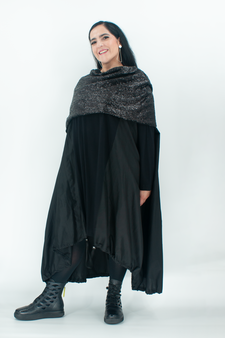 schwarzes Kleid aus Seidentaft mi Jerseykontrasteinsätzen