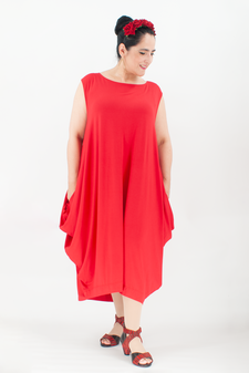 rotes asymmetrisches Kleid