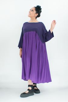 Blaues Maxikleid im Kontrastlook